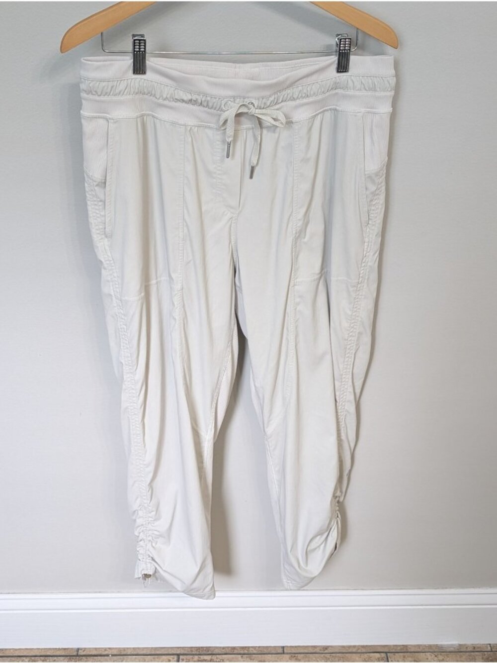Lululemon Dance Studio Mid-Rise Rouched Crop Capri Jogger Pants Size 12 Beige